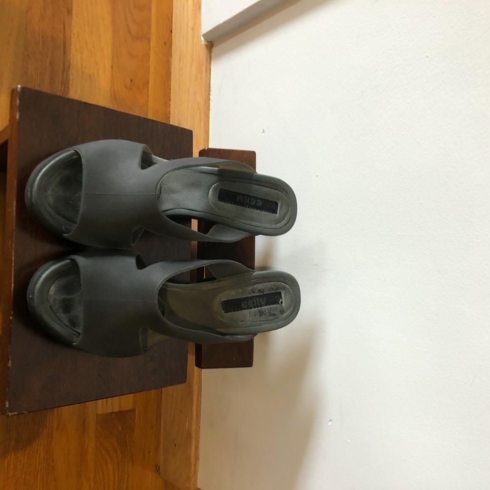Platform Sandals - Picture 2 of 3